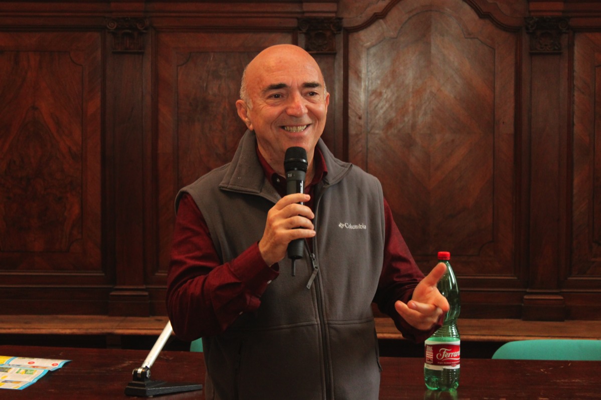 Giorgio durante una conferenza